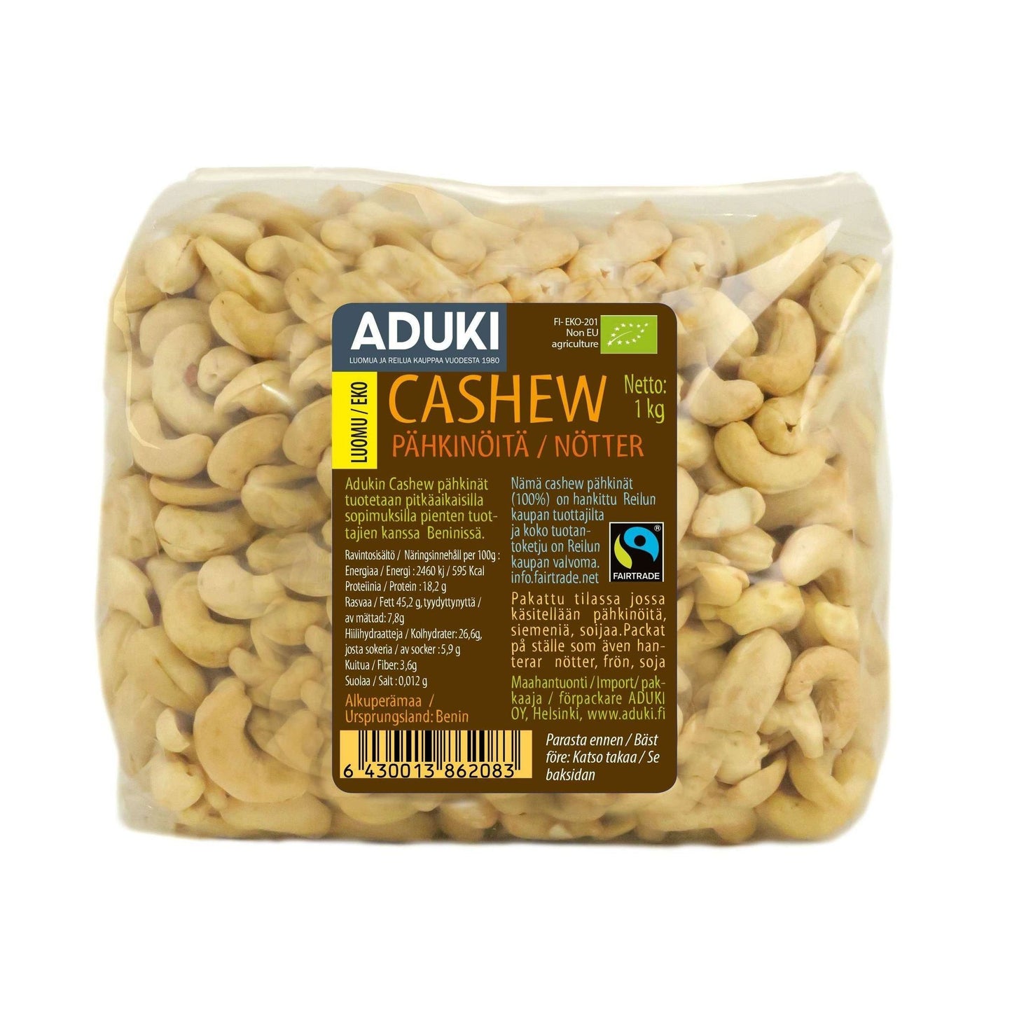 Aduki-brändin Cashewpähkinä, 1 kg; kirkas muovipakkaus, tekstiä suomeksi ja ruotsiksi; luomupähkinät näkyvissä pakkauksen läpi; suorakulmainen muoto pyöristetyin reunoin, mattapintainen etiketti yksinkertaisella groteskifontilla; alaosassa näkyvä viivakoodi; vaalea tausta, ei ihmisiä.