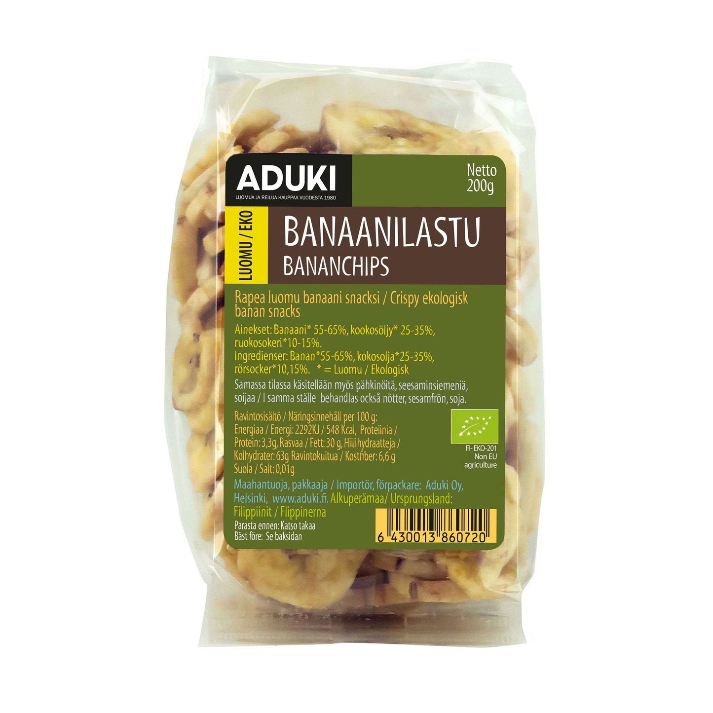 Aduki Luomu Banaanilastu; kirkas muovipussi, josta näkyy vaaleankeltaisia banaanilastuja; etiketissä suomen- ja ruotsinkielistä tekstiä yksinkertaisella groteskifontilla, osin lihavoituna korostuksena; pakkaus suorakulmainen mattapinnalla; ei ihmisiä tai käsiä; neutraali tausta ilman lisärekvisiittaa.