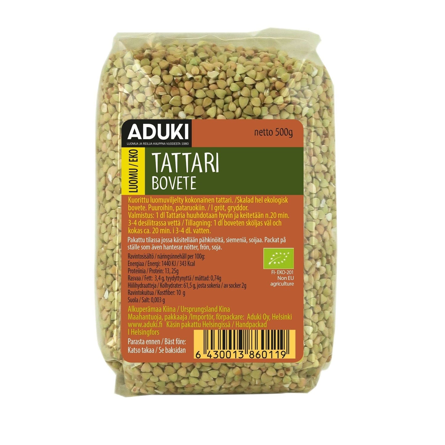 Aduki Luomu Tattari, 500 g; kirkas muovipakkaus keltaisella etiketillä, jossa suomen- ja ruotsinkielistä tuotetietoa; pakkauksen läpi näkyy vaaleanruskeita tattarinsuurimoita; etiketissä lihavoitua mustaa tekstiä ja vihreitä korostuksia sekä luomusertifiointimerkki; vaalea tausta, ei ihmisiä tai rekvisiittaa.