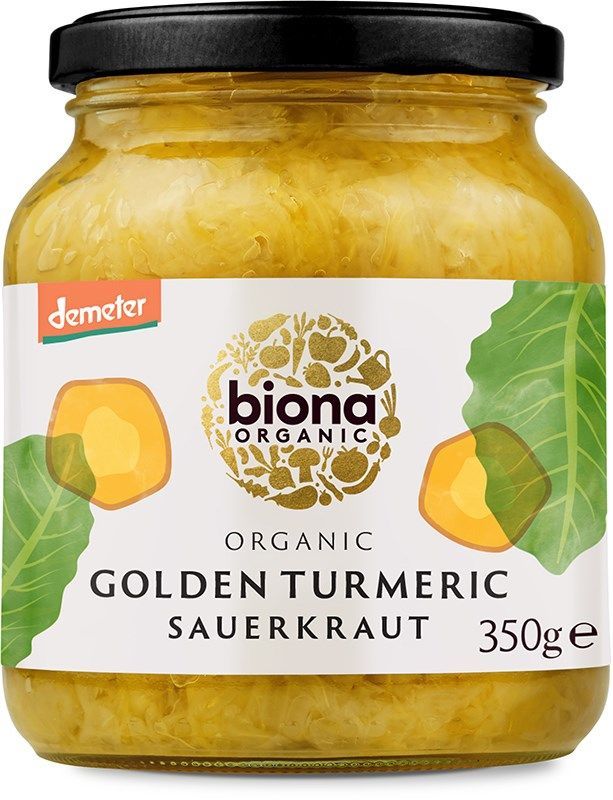 Biona Luomu Kurkumahapankaali, 350 g purkki luomukurkumahapankaalille pyöreässä lasipurkissa kultaisen metallikannen kera kiiltäväpinnalla; etusivun valkoisessa etiketissä graafinen kurkumajuuri kelta-oranssein sävyin ja vihreitä lehtiä, mukana Demeter-luomulogo; lihavoitu groteskiteksti tunnistaa tuotenimen ja painon; studiotausta yksinkertainen, ei ihmisiä eikä käsiä näkyvissä.