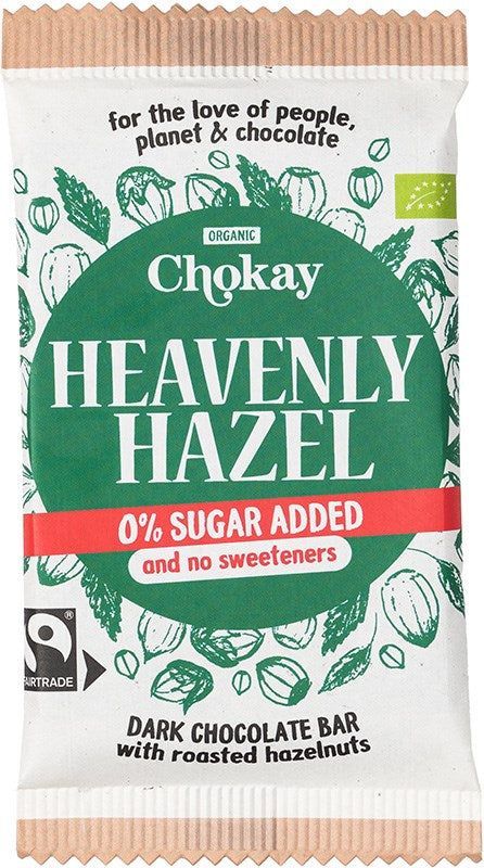 Chokay Luomu Tumma Hasselpähkinä Suklaa; Chokay Heavenly Hazel -tumma suklaapatukka paahdetuin hasselpähkinöin, teksti 0 % lisättyä sokeria ja ei makeutusaineita, vihreä-valkoinen mattapakkaus; etuosassa hasselpähkinäviivapiirroksia, groteskiteksti, Fairtrade- ja luomulogot; suorakaiteen muoto; ei ihmisiä tai käsiä; vaalea tausta, tuote kuvattu edestä tasaisella alustalla.