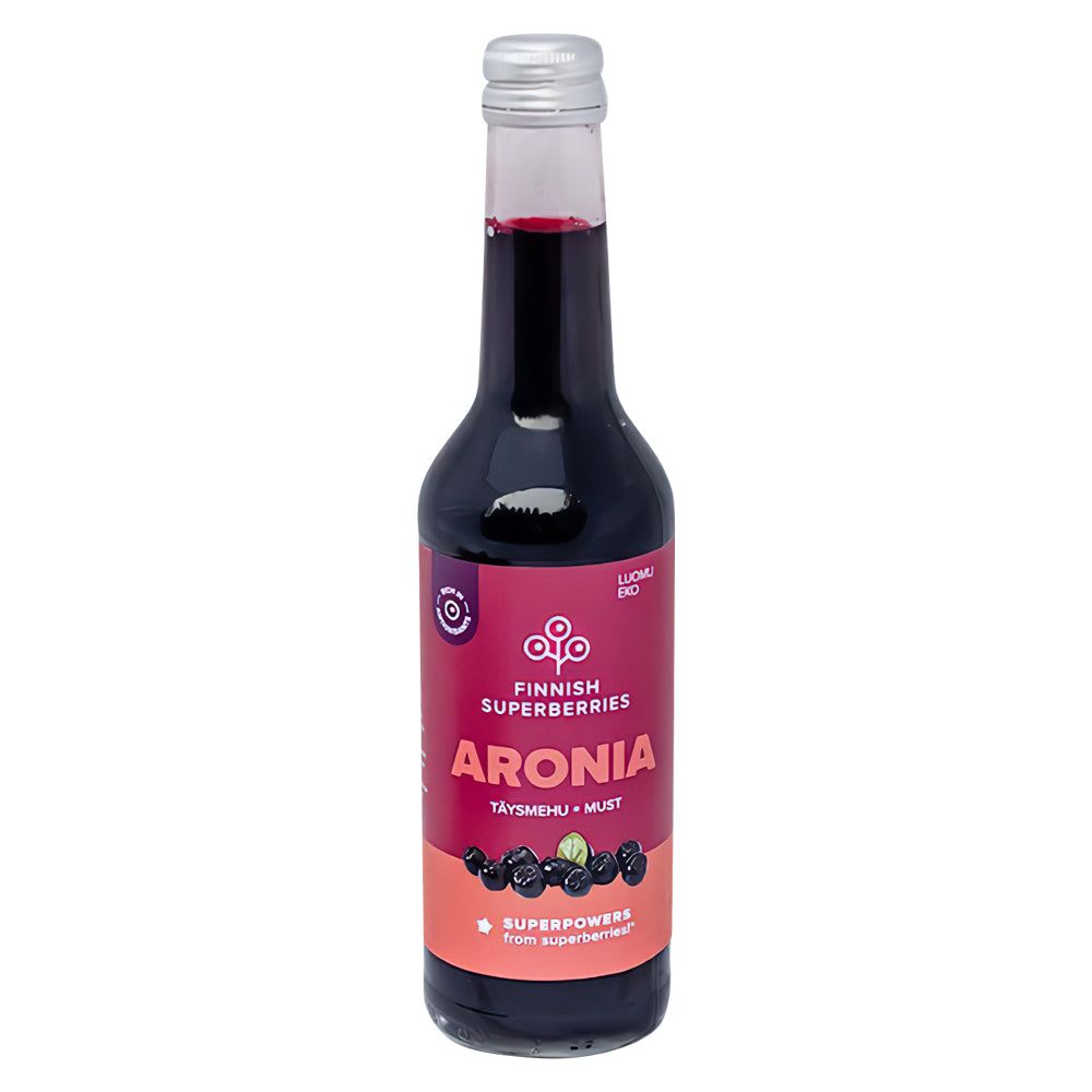 Finnish Superberries Luomu Aroniatäysmehu; lasipullo vaaleanpunaisella ja punaisella etiketillä, kuvituksena aroniamarjoja; teksti englanniksi ja suomeksi; pullo sylinterinmuotoinen, kirkasta ja kiiltävää lasia, metallinen korkki; etiketissä värilohkoja, lihavoitu groteskikirjasin ja valokuvamaisia hedelmäkuvia; valkoinen tausta, studiokuva ilman ihmisiä tai käsiä.
