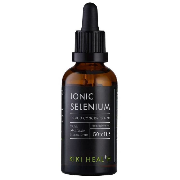 Kiki Health Ionisoitu Seleeni; ruskea lasinen tippapullo tekstillä Ionic Selenium Liquid Concentrate KIKI Health -merkiltä, 50 ml, sisältää ionista seleeniä, mustaa ja vihreää tekstiä mustalla etiketillä; sylinterin muotoinen pullo mattamustalla kierrekorkilla ja sisäänrakennetulla tippaimella; etiketti käyttää suuraakkosin groteskikirjasinta, ”KIKI HEALTH” vihreänä; valkoinen tausta, tasaisesti valaistu studiokuva, ei ihmisiä tai muita esineitä.