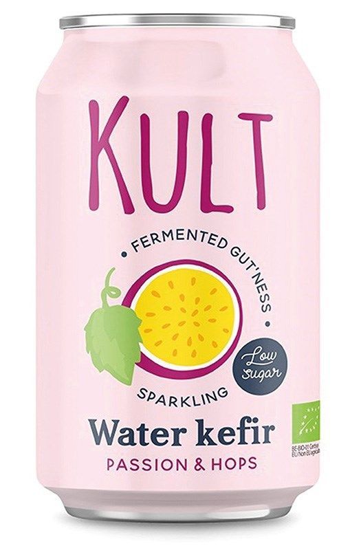 Kult Luomu Vesikefiirijuoma Passion & Humala, vaaleanpunainen tölkki passiohedelmä- ja humala-aromilla, kuvituksena passiohedelmä ja humalankäpy, merkitty fermentoiduksi hyvyydeksi, kuohuvaksi, vähäsokeriseksi sekä luomusertifioiduksi; alumiinitölkki mattapinnalla, kapea sylinterin muoto; groteski lohkokirjoitus valkoisin ja mustin sävyin; ei ihmisiä eikä käsiä näkyvissä, tausta neutraali, kuva suoraan edestä.