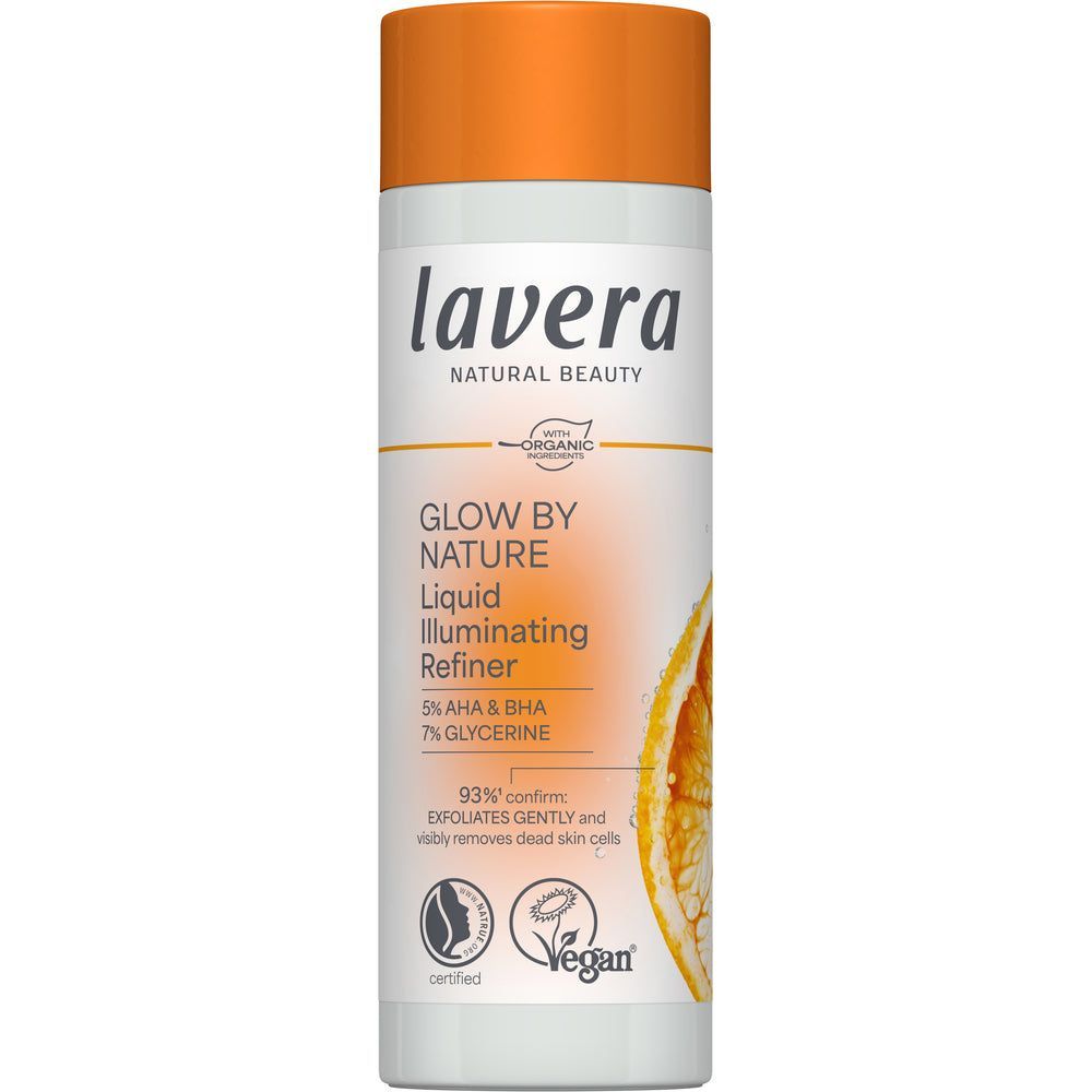 Lavera Glow By Nature Liquid Luminizer Refiner; pullo Lavera Glow By Nature Liquid Illuminating Refiner -kirkastavaa hoitotuotetta oranssilla korkilla, tuotetiedot ja osittainen appelsiiniviipalekuva etiketissä; sylinterin muotoinen muovipullo kiiltopinnalla; groteskikirjasin brändinimessä ja tuotetiedoissa; tuote sertifioitu vegaaniseksi ja luomuksi, muotoiltu korostamaan luonnollista hohtoa.