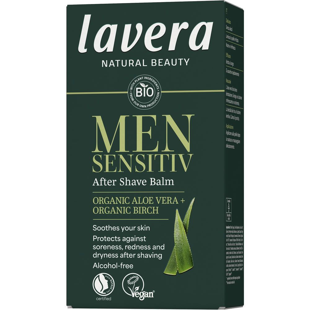 Lavera Men Sensitiv After Shave Balm; tummanvihreä rasia Lavera Men Sensitiv After Shave Balm -partavesibalsamia luomualoeveralla ja koivulla; rauhoittava koostumus suojaa ärsytykseltä, punoitukselta ja kuivuudelta, alkoholiton ja vegaanisertifioitu; pakkauksessa kuva aloeveranlehdestä alaosassa; suorakulmainen matta rasia, lihavoitu valkoinen ja hopeanvärinen pääteksti groteskikirjasimella, pienempi kuvausteksti vaaleansinisellä ja valkoisella; tausta valkoinen, ei ihmisiä.