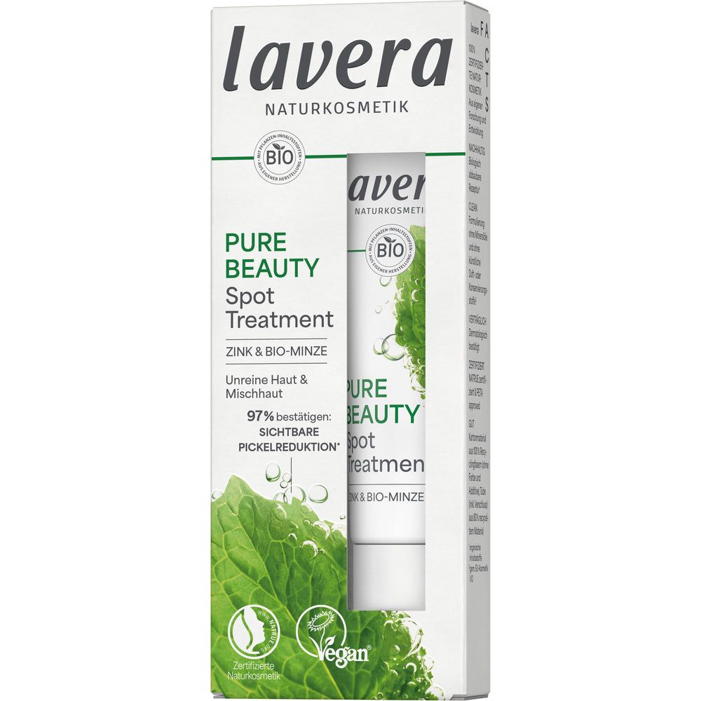 Lavera Pure Beauty Spot Treatment; rasia Lavera Naturkosmetik Pure Beauty Spot Treatment -täplähoitoa sinkillä ja luomumintulla; pakkaus suorakulmainen valkoista pahvia mattapinnalla, koristeltu vihrein lehtikuvituksin; luettavassa tekstissä tuotenimi ja maininnat vegaanisuudesta, luomusta ja luonnonkosmetiikasta; groteskikirjasin käytössä kauttaaltaan; ei ihmisiä tai rekvisiittaa, tuote tasaista taustaa vasten.