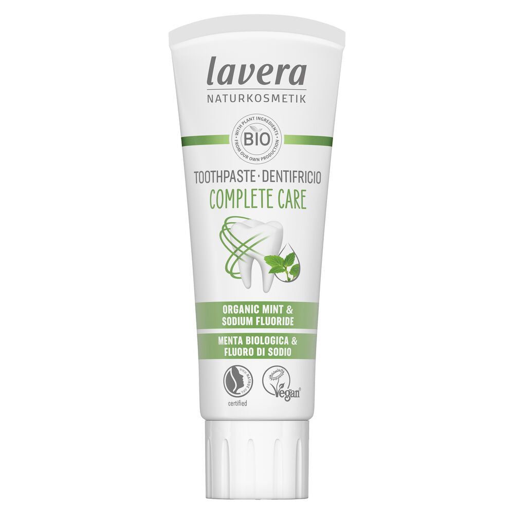 Lavera Complete Care Mint -hammastahnaputkilo luomumintulla ja natriumfluoridilla; vihreä-valkoinen muotoilu, vegaanisuusmerkinnät ja sertifiointilogot sekä kaksikielinen englannin- ja italiankielinen teksti; putkilo on kiiltäväpintaista muovia valkoisella korkilla, suorakaiteen muotoinen pohja ja pyöristetyt reunat, pystyasennossa; groteskikirjasin etusivulla; kuva otettu valkoista taustaa vasten, ei käsiä tai ihmisiä näkyvissä.