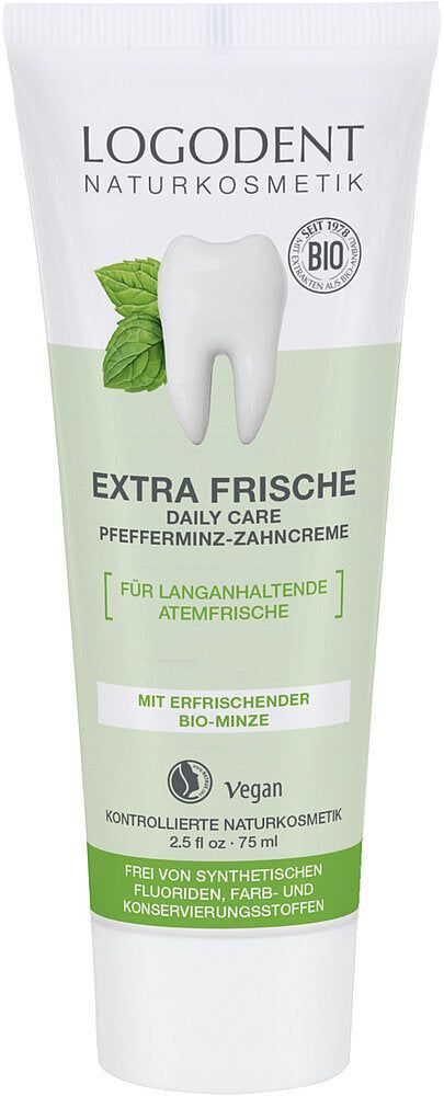 Logona Extra Fresh Daily Care Hammastahna Piparminttu; tuubi Logodent Naturkosmetik Extra Frische -piparminttuhammastahnaa, etiketissä hammas ja minttulehtiä; tuubi seisoo pystyssä, valmistettu kiiltävästä valkoisesta ja vaaleansinisestä muovista tummansinisin, vihrein ja valkoisin yksityiskohdin; pakkaus on suorakulmainen ja mattapintainen; groteskikirjasin tuotenimessä ja tiedoissa; etiketti mainitsee tuotteen vegaaniseksi, luomuksi ja synteettisistä aineista vapaaksi