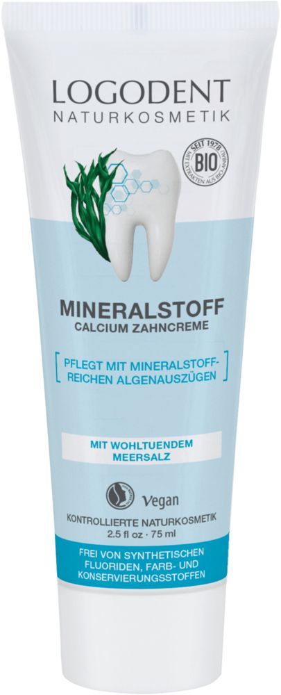 Logona Mineraalihammastahna Kalsium; tuubi Logodent Mineralstoff Calcium Zahnpasta -hammastahnaa, kuvassa hammas ja levää; tuubi on pääosin valkoinen sinisin ja vihrein yksityiskohdin, mattapintainen ja suorakulmainen korkki; etiketissä vegaani-, luomu- ja luonnonkosmetiikkamerkkejä; luettavassa tekstissä mainitaan tuote vapaaksi synteettisistä lisäaineista ja sisältävän luonnon mineraaleja; tuotenimi groteskikirjasimella; tausta vaalea, ei ihmisiä kuvassa.