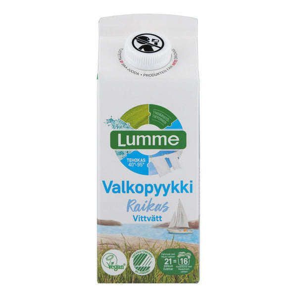 Lumme Valkopyykki pyykinpesuneste raikas; suorakulmainen, mattapintainen pahvipakkaus luontoaiheisin kuvituksin vettä, ruohoa ja purjevenettä; sinisiä ja vihreitä yksityiskohtia sekä yksinkertaista groteskitekstiä; vegaanilogo ja ekologisia tuotetietoja etusivulla; valkoinen tausta.