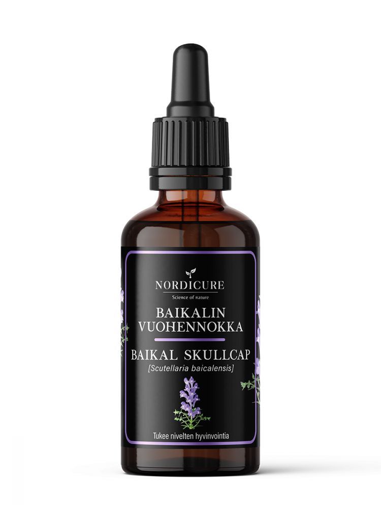 NordiCure Baikal Skullcap 1:3, ruskea lasinen tippapullo kasvikuvituksin ja suomenkielisellä tekstillä, musta tippakorkki valkoista taustaa vasten; pullo sylinterimäinen mattapinnalla, etiketti selkeästi painettu modernilla groteskifontilla; ympäristö minimalistinen, ei ihmisiä eikä muita esineitä näkyvissä.