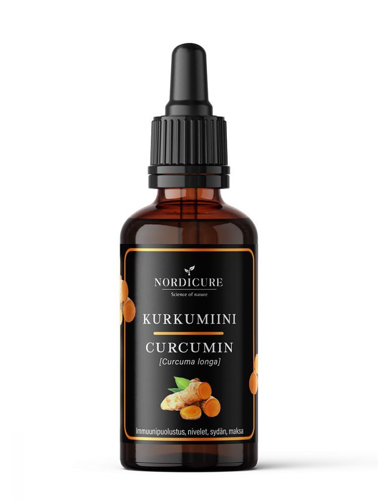 NordiCure Curcumin 1:2; ruskea lasinen tiputinpullo mattapintaisena, lieriön muotoinen musta kierrekorkki; etusivun valkoisessa etiketissä lihavoitua groteskitekstiä ja kurkumajuurikuvia, pienempiä kuvakkeita immuunipuolustuksesta, nivelistä, sydämestä ja maksan terveydestä; valkoinen tausta, ei ihmisiä tai tarvikkeita.
