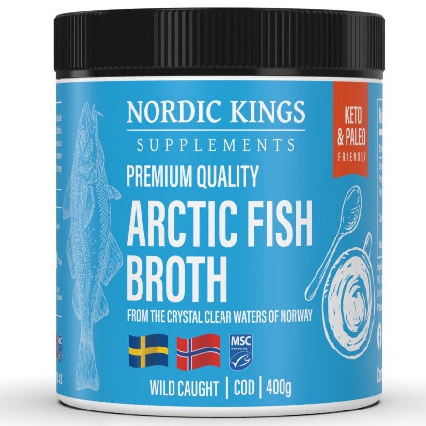 Nordic Kings Arktinen Kalaliemi; purkki tekstillä "Nordic Kings Arctic Fish Broth", sininen etiketti, kalakuvitus ja teksti villistä pyydetystä turskasta sekä keto- ja paleosopivuudesta Norjasta; pakkauksessa Ruotsin ja Norjan liput, sisältö 400 g; lieriön muotoinen muovipurkki läpinäkyvänä sinisellä mattapintaisella kannella; groteskityyppografia pääetiketissä; valkoinen tausta tasaisessa valaistuksessa, ei ihmisiä tai käsiä.