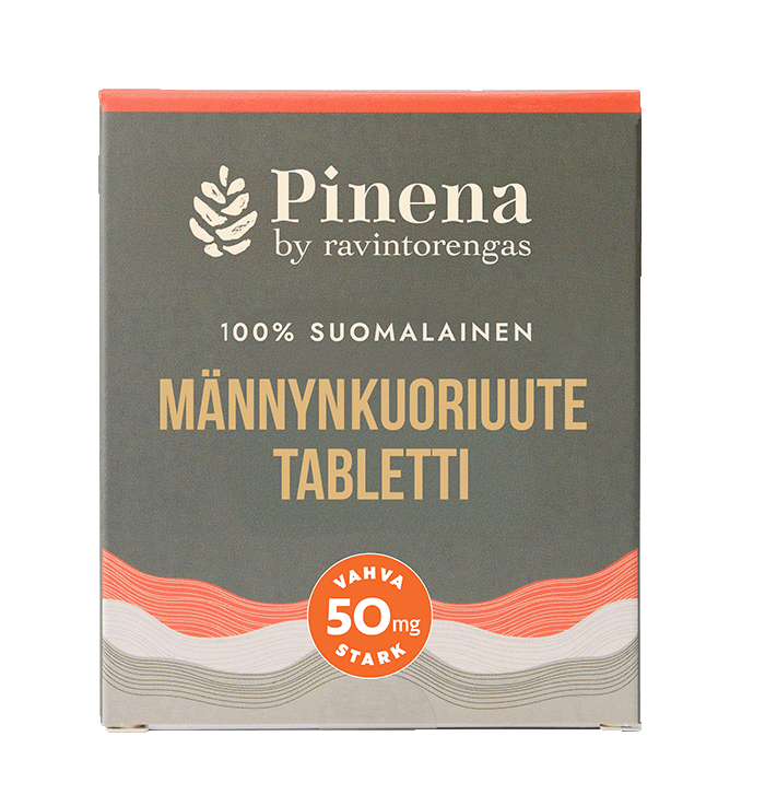 Pinena Luomumännynkuoriuute, 50 mg; vihreä ja oranssi suorakulmainen pakkaus mattapintaisena, kuvituksena käpy; teksti mainitsee vahvan, 100-prosenttisesti suomalaisen alkuperän; alaosassa aaltomaisia viivakuvioita; groteskikirjasin kaikessa tekstissä; valkoinen tausta, tuote keskellä, ei ihmisiä tai käsiä.