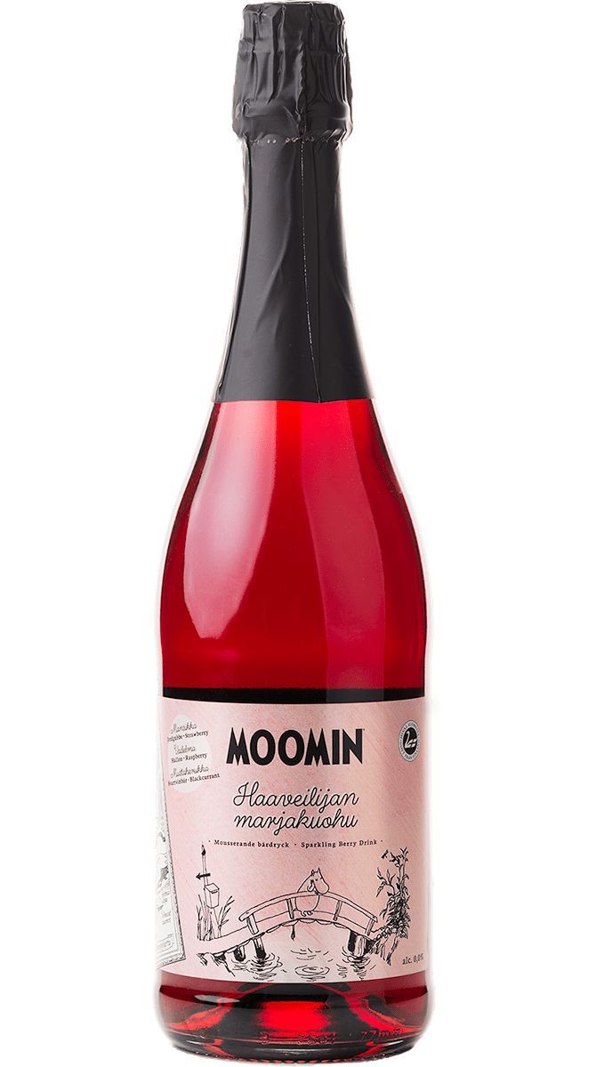 Poikain Parhaat Moomin haaveilijan marjakuohu; punainen kuohuvajuoma kirkkaassa, kiiltäväpintaisessa lasipullossa vaaleanpunaisella paperietiketillä ympärillä; etiketissä tyylitellyt Muumihahmot veden äärellä istumassa; brändinimi suurella pyöreällä fontilla yläreunassa, makutiedot pienemmällä alla; neutraali tausta.