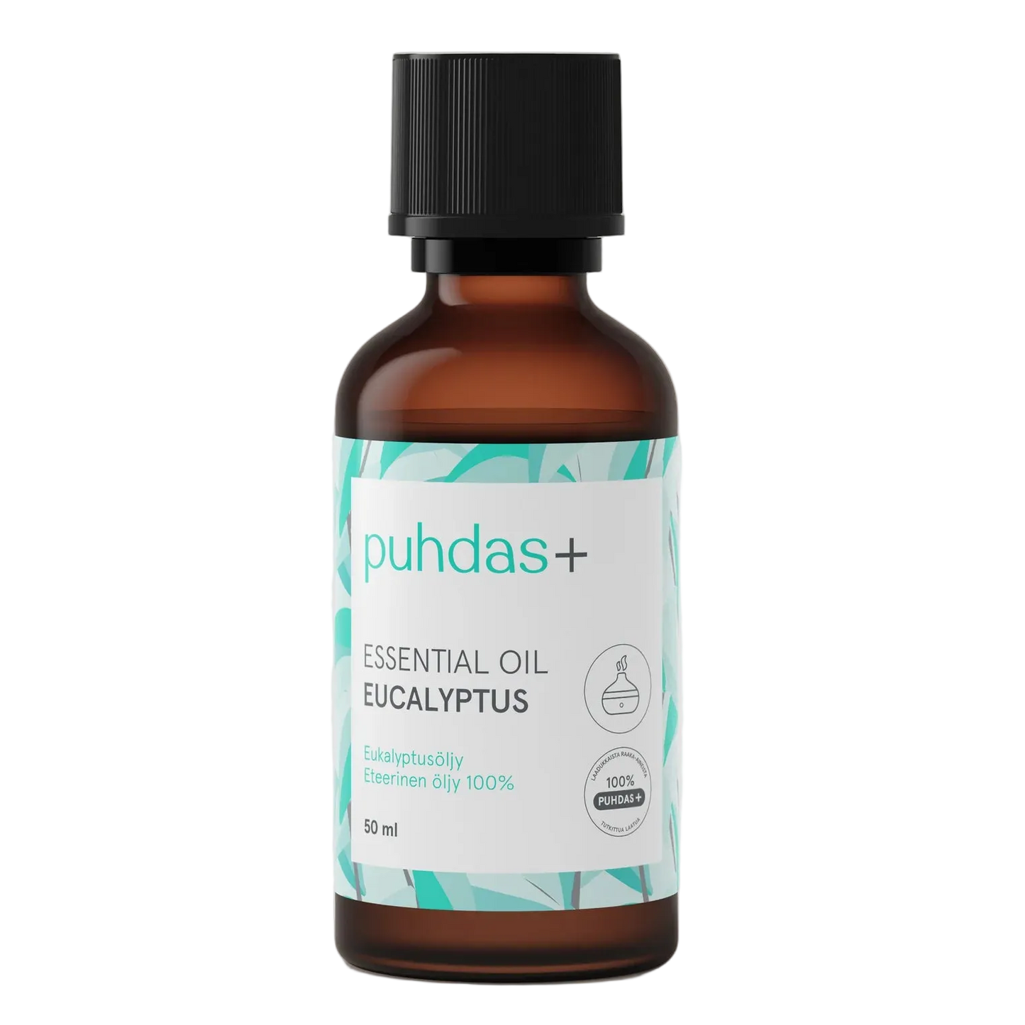 Ruskea lasipullo mustalla muovisella kierrekorkilla, pystyssä; pullossa mattavalkoinen suorakulmainen etiketti turkoosein kuvitetuin lehtikuvioin; brändinimi ja tuotetieto "puhdas+ Essential Oil Eucalyptus" painettu selkeällä tekstausvapaalla fontilla; pinta sileä ja kiiltävä; tausta yksinkertainen ja vaalea ilman esineitä, ihmisiä tai käsiä kuvassa.