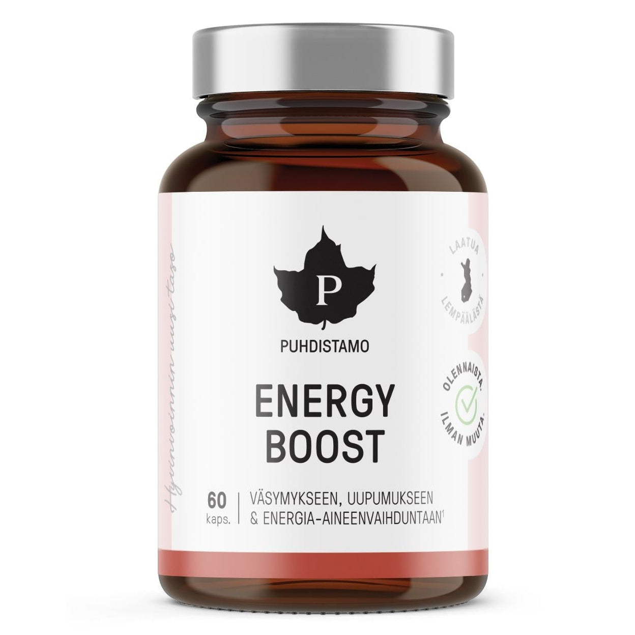 Puhdistamo EnergyBoost; ruskea muovipullo merkitty Puhdistamo Energy Boost, sisältää 60 vegaanikapselia, hopeanvärinen kierrekorkki ja kiiltäväpinta; etiketissä selkeää suomenkielistä tekstiä ja useita sertifiointilogoja; typografia on lihavoitua groteskia eri kokoisin; tuote seisoo pystyssä yhtenäisellä valkoisella taustalla ilman muita esineitä tai ihmisiä, kuvattu tasaisessa valaistuksessa.