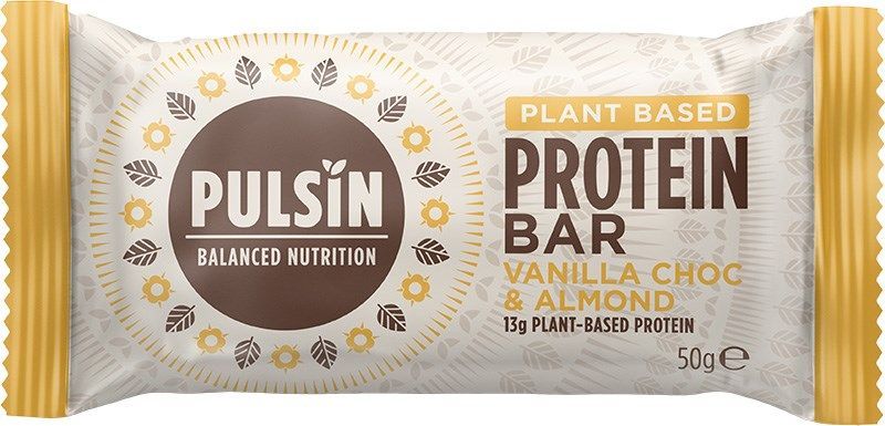 Pulsin Proteiinipatukka Vaniljasuklaa & Manteli; Pulsinin kasviperäinen proteiinipatukka vaniljasuklaa- ja mantelimaussa, 50 g; pakkaus suorakaiteen muotoinen mattavalkoisella ja keltaisella pinnalla lehti- ja aurinkokuvituksin; typografia lihavoitua ja groteskia mustana ja tummanruskeana, tekstissä mainita 13 g kasviperäistä proteiinia; ei ihmisiä tai käsiä; tausta neutraali.
