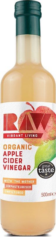 RAW Luomu Omenasiiderietikka; kirkas lasipullo RAW Organic Apple Cider Vinegar -tuotetta vihreällä mattapintaisella muovikorkilla; etusivun etiketti kermanvärinen, kuvituksena punainen omena, tuotetietoa groteskifontilla ja pyöreä Great Taste -palkintosinetti; 500 ml:n pullossa vaaleankeltaista nestettä; tausta vaalea ja hyvin valaistu, ei ihmisiä näkyvissä; pullo sisältää pastöroimatonta omenasiiderietikkaa etikettitietojen mukaisesti.