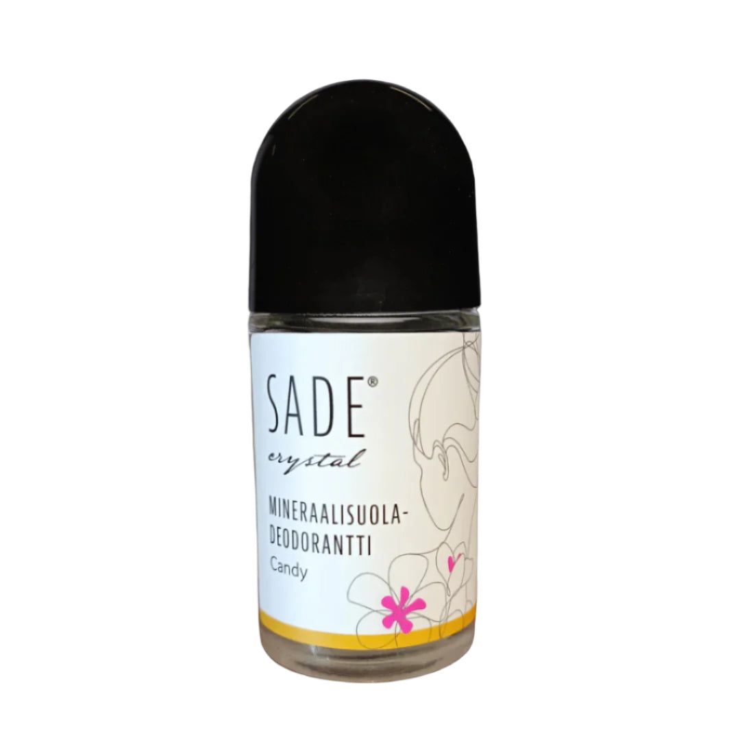 Sade Mineraalisuoladeodorantti Candy; roll-on-pullo SADE-kideminerallisuoladeodoranttia, nimellä Candy; pullo lieriömäinen, musta muovikorkki; valkoisessa etiketissä yksinkertaisia kukkakuvituksia ja ääriviivakuvioita, mattapinta; pääteksti groteskilla, ”Candy” painettu suurella kontrastisella fontilla; ei muita esineitä tai käsiä kuvassa, vaalea tausta puhtaassa tuotekuvassa.
