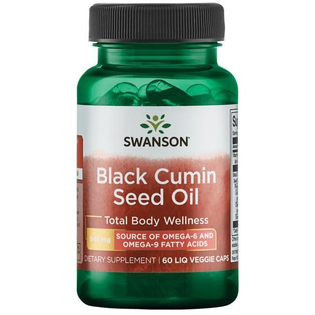 Swanson Black Cumin Seed Oil; Swanson Black Cumin Seed Oil -ravintolisäpullo, merkitty omega-6- ja omega-9-rasvahappojen lähteeksi; pullo sisältää 60 nestemäistä kasvikapselia kokonaisvaltaisen hyvinvoinnin ja luonnollisen immuunijärjestelmän terveyden tueksi; musta muovipullo mattapinnalla ja vihreällä korkilla, kierreteksti valkoisella pohjalla vihrein otsikoin mustalla groteskikirjasimella; ei ihmisiä tai käsiä, valkoinen tausta, suora edestä otettu kuva.