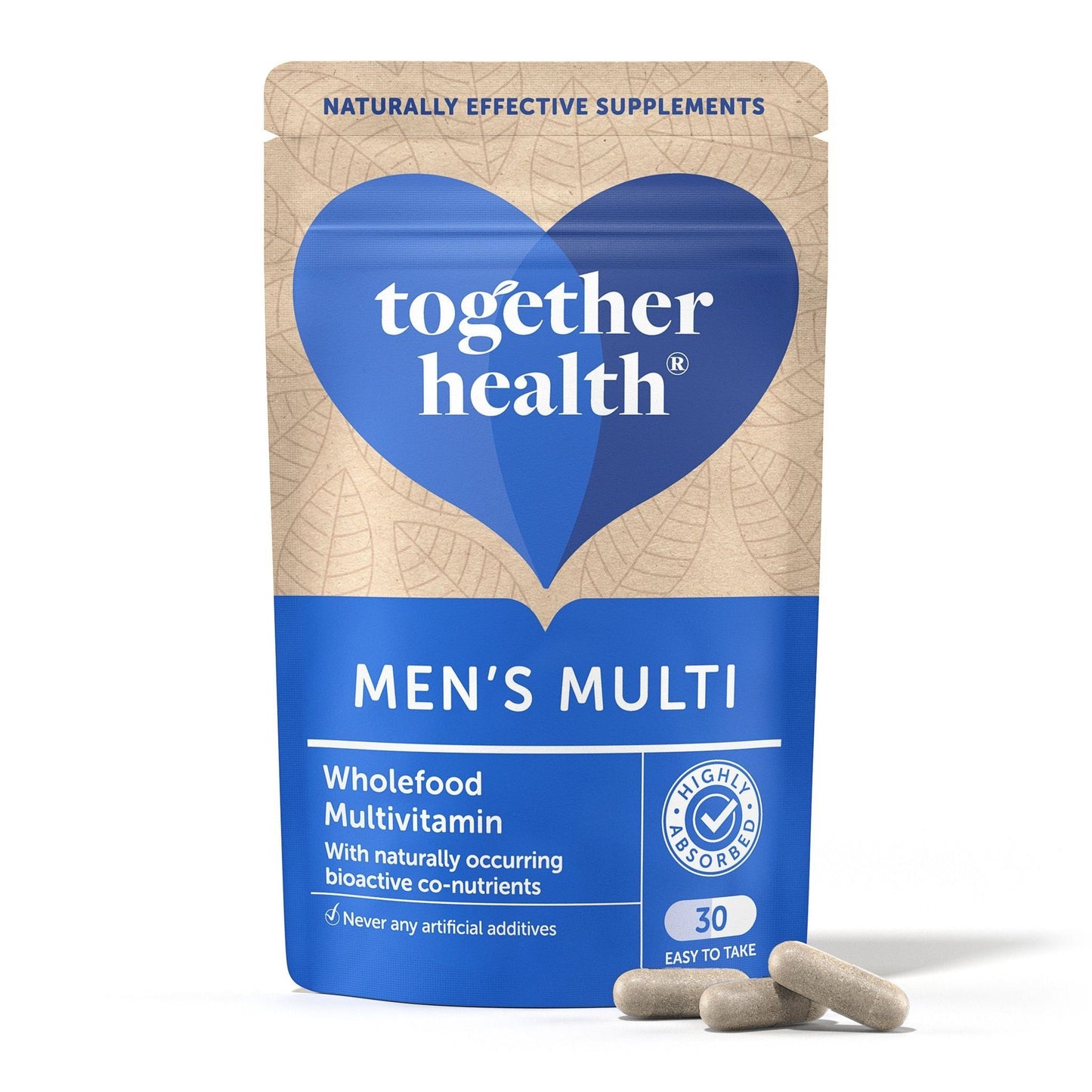 Together Health Mens Multi; sininen-beige mattapintainen pussi tekstillä "Mens Multi" pystyssä, yksinkertainen valkoinen ja tumma groteskiteksti; kokoruoka-monivitamiini kasvipohjaisin ainesosin; kaksi harmaata kapselia vaalealla alustalla pussin edessä; neutraali tausta.