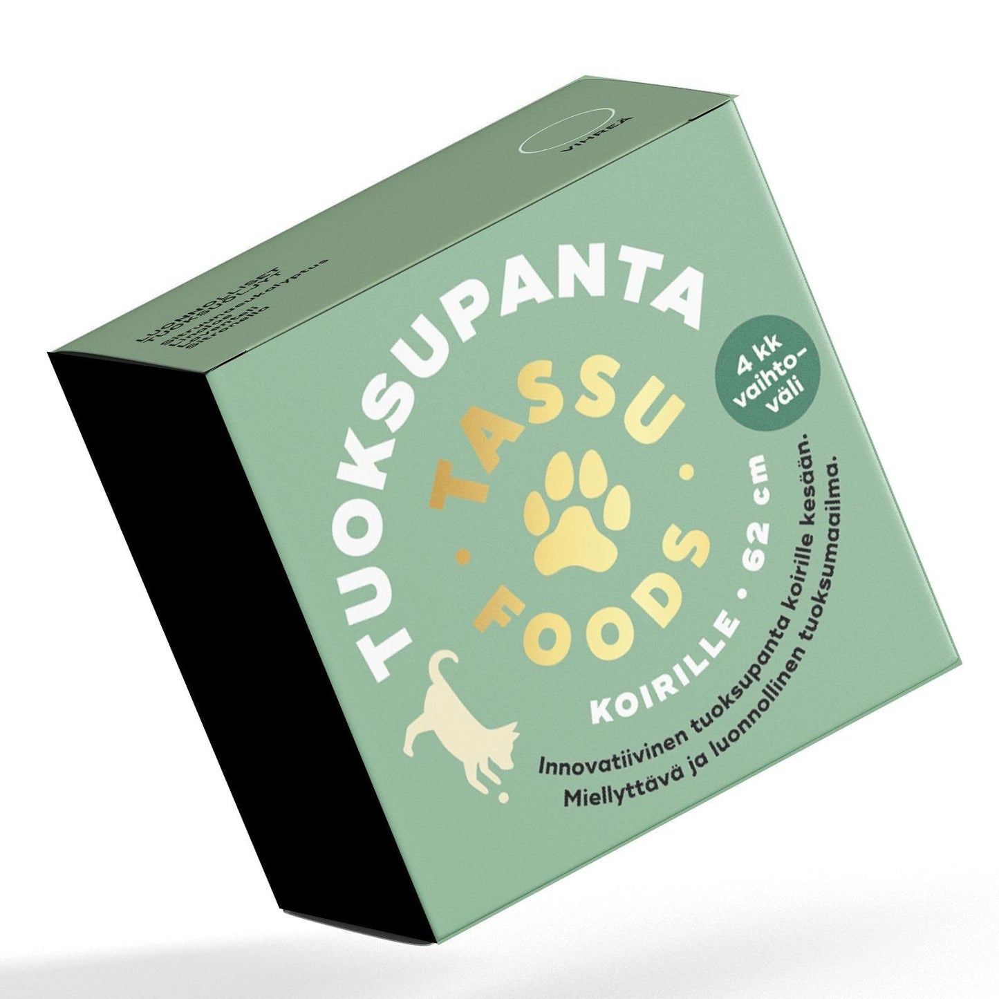 Vihreä rasia merkinnällä TUOKSUPANTA TASSU FOODS ja tassunjälkikuvituksella, sisältäen tuoksuvan koiranpannan kokoon 62 cm. Suorakulmaisessa pakkauksessa on suomenkielistä tietoa, musta koiran silhuettikuva ja mainita ainutlaatuisesta tuoksusta. Pinta on mattaa, ja teksti on lihavoitua pääteviivatonta fonttia. Ihmisiä tai käsiä ei näy, tausta on valkoinen.