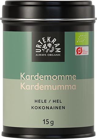 Urtekram Luomu Kardemumma, kokonainen, tölkki luomu-kokonaiselle kardemummalle, 15 g, vihreä-beige etikointi ja luomusertifikaattilogot etusivulla; tölkki sylinterimäinen mattahopeista metallia; etiketti groteskifontilla lihavoidulla tuotenimellä, vähäisin graafisin elementein ja selkein värilohkoin; ei ihmisiä eikä käsiä näkyvissä; tuote kuvattu valkoista taustaa vasten keskitettynä.