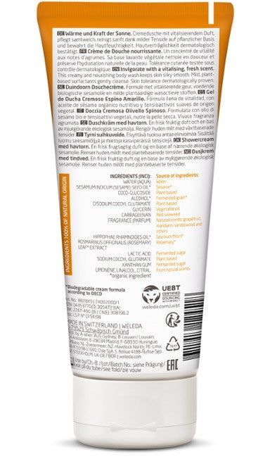 Weleda Sea Buckthorn Creamy Suihkuvoide; tuubin takaosa saksan- ja englanninkielisin teksteinä, listaten ainesosat, tuotetiedot, sertifioinnit ja käyttöohjeet; pakkaus valkoinen oranssein korostuksin korostaen luonnollisia ainesosia; muovituubi mattapintaisena kaarevine muotoineen; groteskityyppografia; valkoinen tausta, vain tuote kuvassa, ei ihmisiä tai käsiä.