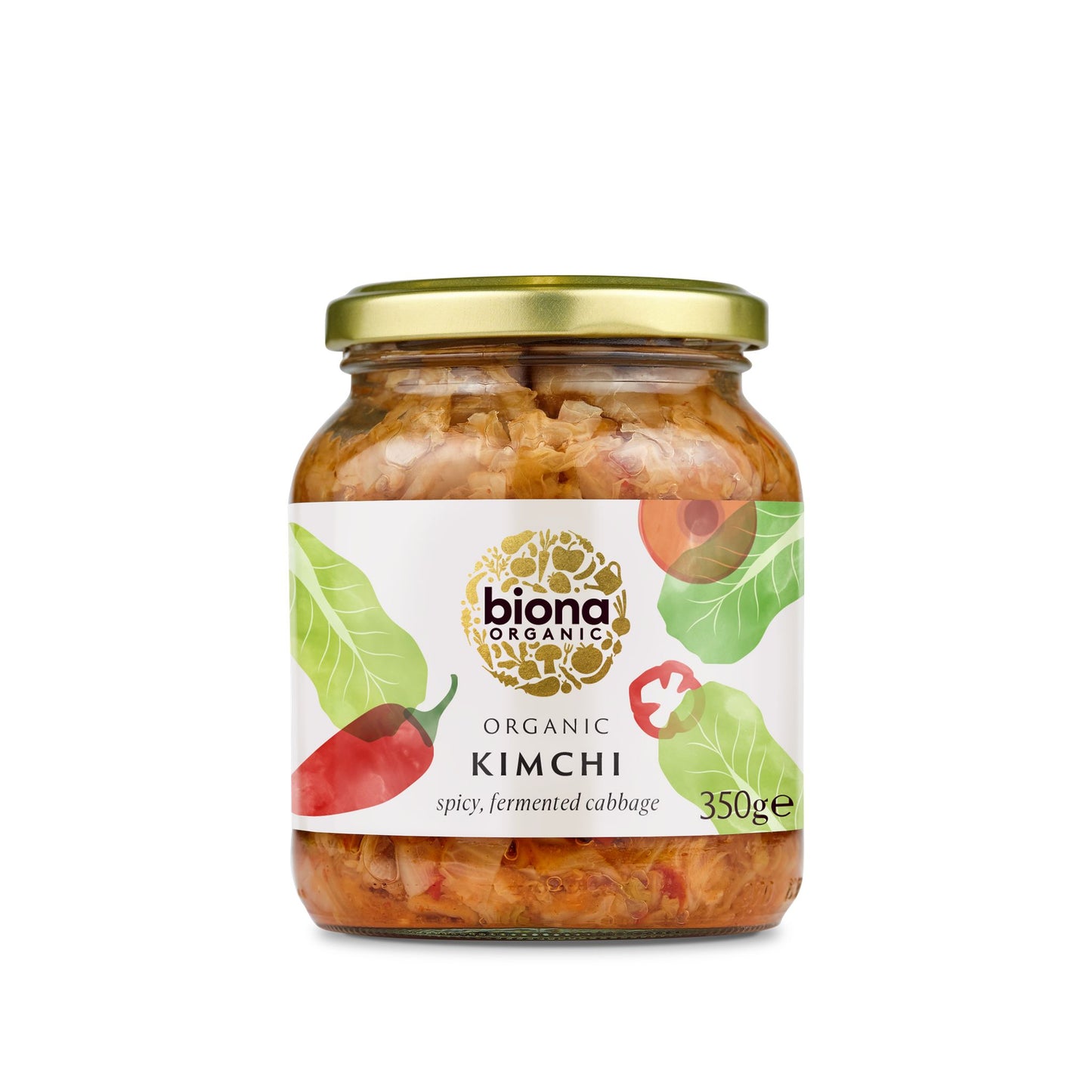 Biona Organic Kimchi -lasipurkki kultaisella metallisella kierrekannella; etiketti mattapintainen, koristeltu vihrein lehdin ja punaisella chilikuvituksella; lihavoitua groteskitekstiä valkoisena ja punaisena tummalla pohjalla, luettavissa "organic kimchi, spicy, fermented cabbage, 350g"; tuote kuvattu yksin vaalealla taustalla.