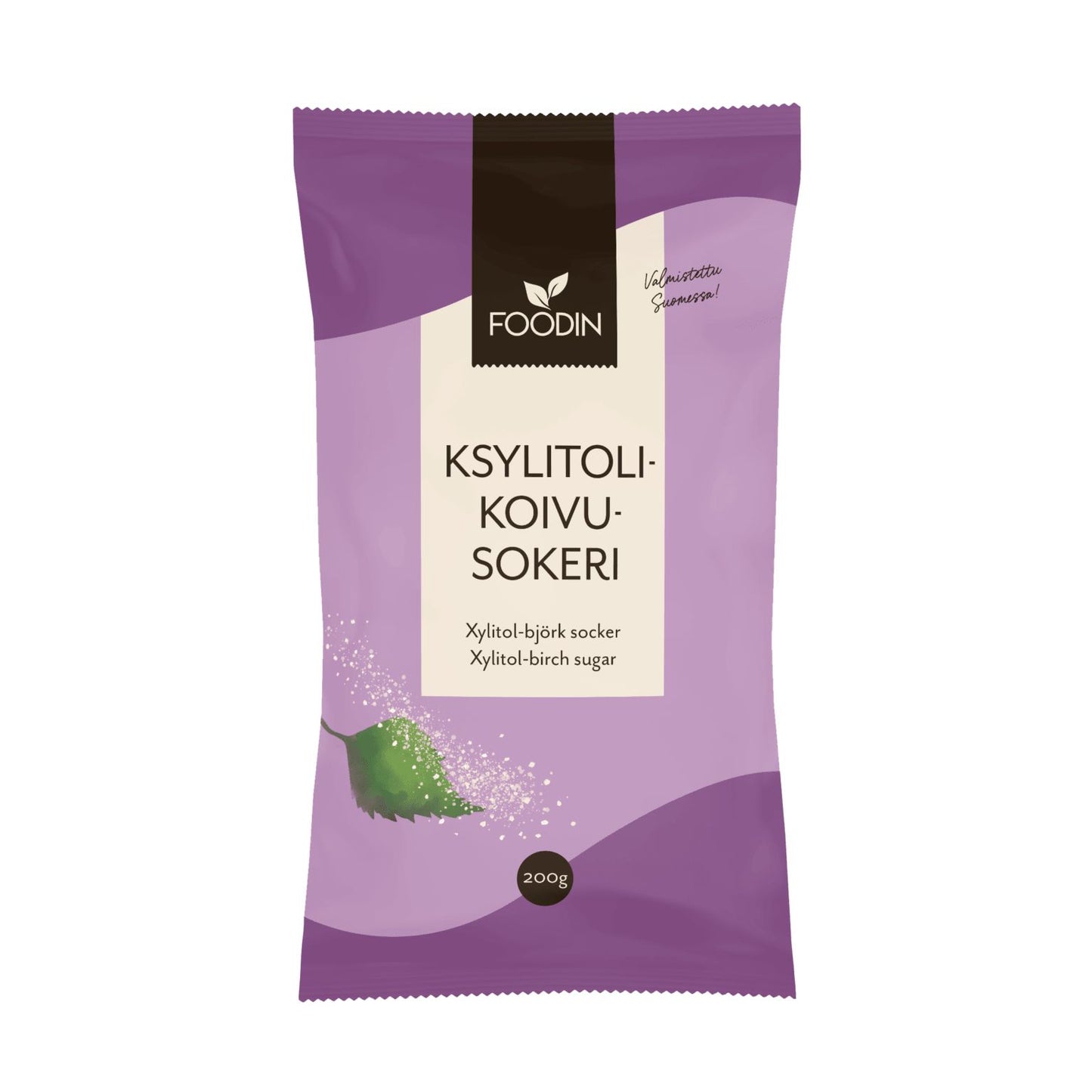 Foodin Koivusokeri -pussi, 200 g, violetti; ksylitolia sisältävä koivusokeri, etiketissä lehtikuvitus ja hajanaisia rakeita, kaksi- tai kolmikielistä tekstiä suomeksi, ruotsiksi ja englanniksi, valmistettu puhtaasta koivusta; pussi suorakulmainen uudelleensuljettavalla yläosalla, mattapinnalla; valkoista tekstausvapaata typografiaa tuotetiedoissa; ei ihmisiä tai käsiä näkyvissä; vaalea studiotausta.