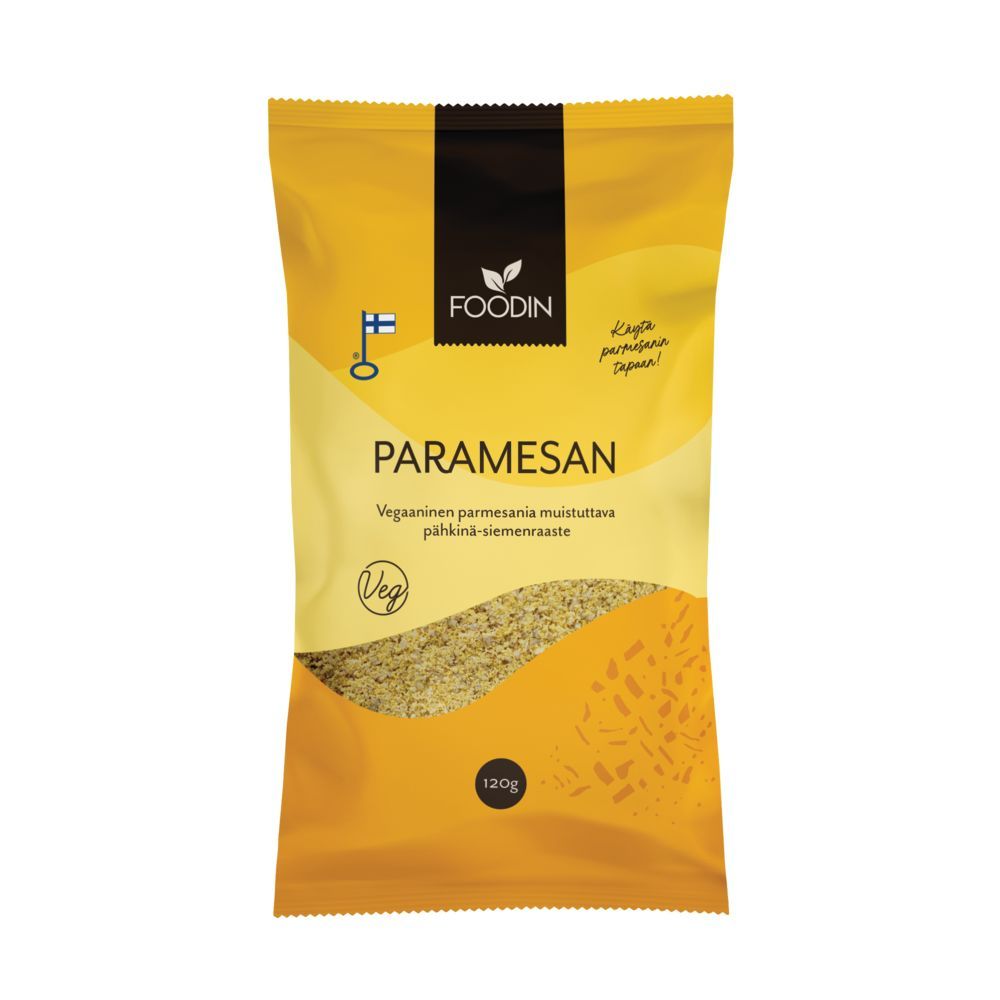Foodin Paramesan; keltainen-musta, suorakulmainen ja mattapintainen pussi vegaanista parmesaania, etusivulla Suomen lippu ja merkintä 120 g; kasviperäisessä pakkauksessa läpinäkyvä ikkuna sisällöstä; valkoinen lohkokirjaimin kirjoitettu teksti; valkoinen tausta.