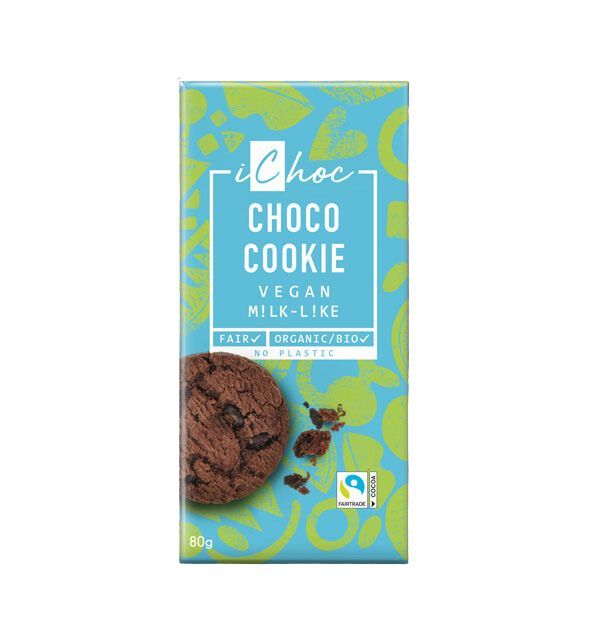 Sininen ja vihreä suklaapatukan kääre, jossa lukee iChoc Choco Cookie Vegan Milk-Like; suorakaiteen muotoinen, mattapinnalla ja yksinkertaisella palikkatypografialla tuotenimelle; pakkauksessa kuva keksistä, Fairtrade- ja luomusertifikaattilogot sekä teksti No Plastic alaosassa; muita näkyviä yksityiskohtia ovat vegaaniset raaka-aineet etusivulla; ei ihmisiä tai käsiä kuvassa; tausta yksinkertainen.