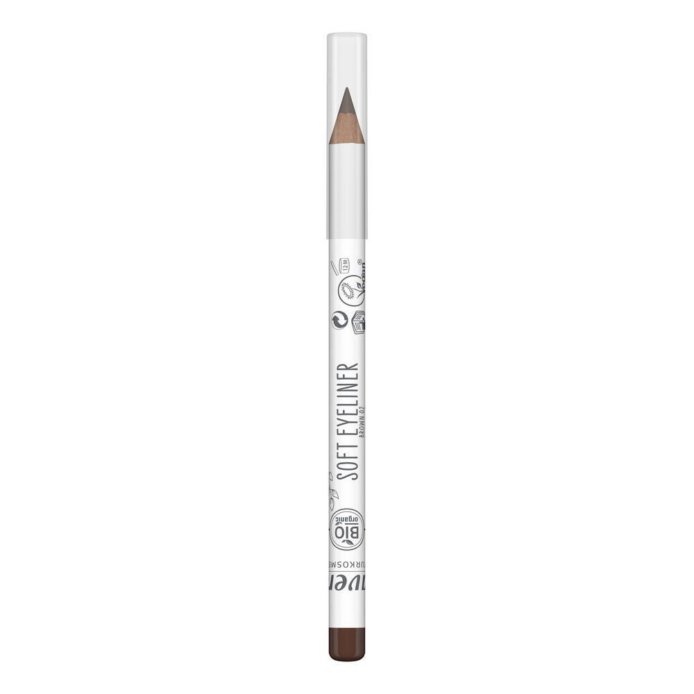 Lavera Soft Eyeliner Silmänrajauskynä Ruskea; ruskea, pehmeä silmänrajauskynä kirkkaalla korkilla ja valkoisella, lieriön muotoisella mattapintaisella rungolla; harmaata painettua groteskitekstiä ja yksinkertaisia kuvakkeita; neutraali tausta, lähikuva.