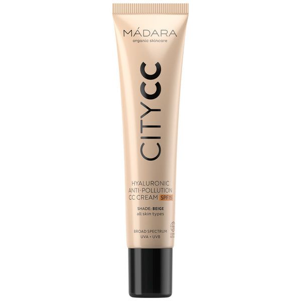 Madara City CC-voide SPF15 Beige; beige tuubi Mádara CityCC Hyaluronic Anti-Pollution CC Cream -tuotetta, merkitty SPF15 ja sävy: beige, mustalla korkilla ja tiedoin laajakirjoisesta UVA/UVB-suojasta säteilevälle, terveelle iholle; tuubi sileän matta pinnalla ja sylinterinmuotoinen; pakkaus muovia; tuotenimi ja tiedot painettu groteskikirjasimin etupuolelle; pelkistetty valkoinen tausta, ei ihmisiä tai käsiä kuvassa, lähikuva tuotteesta.