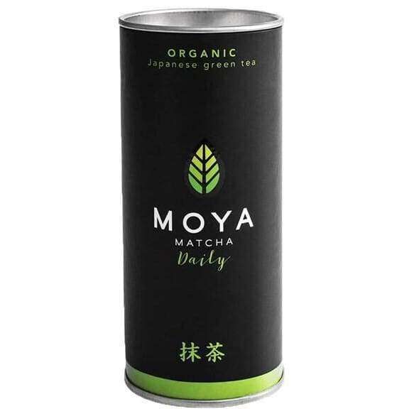 MOYA Matcha Daily, luomu japanilainen vihreä tee; musta, lieriömäinen purkki mattapinnalla, jossa vihreä lehtilogo ja teksti "Organic Japanese green tea"; japaninkielisiä merkkejä purkin alaosassa; etiketin typografia selkeä ja moderni; vaalea, siisti tausta; ei ihmisiä tai käsiä.