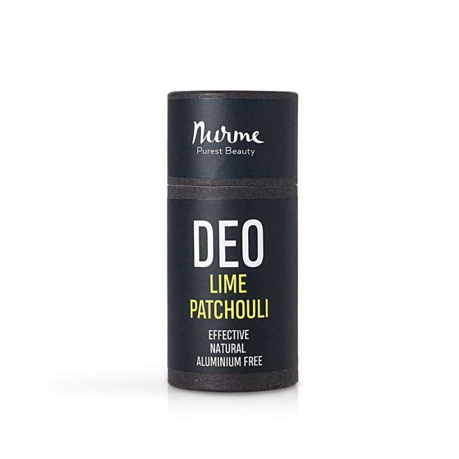 Nurme Purest Beauty Deo Lime Patchouli -deodorantti; musta, lieriömäinen putkilo mattapinnalla pystyssä yksivärisellä vaalealla taustalla; etiketissä valkoista ja vihreää groteskitekstiä; tehokas, luonnollinen ja alumiiniton; ei ihmisiä tai käsiä; yksittäinen tuote studioasetelmassa.
