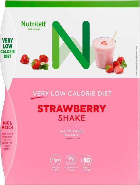 Nutrilett VLCD Mansikkapirtelö; pakkaus tekstillä "NutriLett Strawberry Shake", kuvina mansikoita ja mansikkapirtelö; suorakulmainen ja kiiltäväpintainen, pääosin valkoinen-vaaleanpunainen vihrein korostuksin; groteskifontteja eri kokoina, avaintekstit "Very Low Calorie Diet", "Mix & Match", "added fibre" ja "10 shakes inside"; vaalea studiotausta, ei ihmisiä tai käsiä.