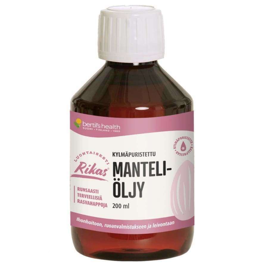 Rikas Manteliöljy; 200 ml ruskea pullo tekstillä "Manteliöljy", valkoinen korkki ja vaaleanpunainen etiketti, tarkoitettu ihonhoitoon, ruoanlaittoon ja leivontaan; etiketissä selkeää mustaa groteskitekstiä mattapinnalla; pakkaus lieriömäistä lasia; etikettiteksti suomeksi, tiivistäen käyttöä ruoanlaitossa ja ihonhoidossa; ei ihmisiä tai muita esineitä; vaalea tausta, studiotuotekuva.