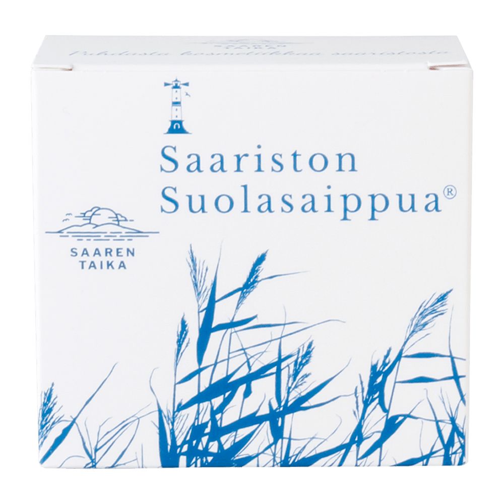 Saaren Taika Saariston Suolasaippua; valkoinen suorakulmainen pakkaus mattapintaisena, sinisiä viivapiirroksia rannikkokasveista ja majakasta; Saaren Taika -logo sinisellä groteskikirjasimella, teksti "Saariston Suolasaippua" selkeästi luettavissa; ei ihmisiä tai käsiä; kuvattu valkoisella taustalla.