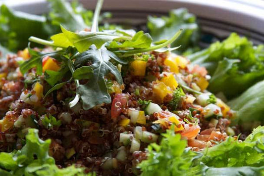 Ruokaisa kvinoasalaatti