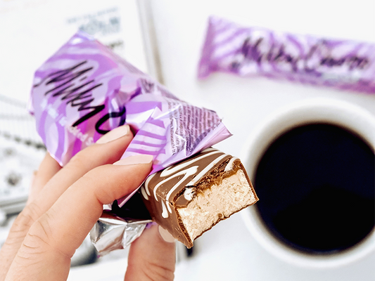 FAST Milky Chocossa yhdistyvät suklaa-vaniljan ja toffeenmakuinen täyte sekä herkullinen maitosuklaakuorrute