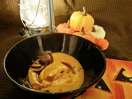 Herkullinen Halloween-ruoka, kurpitsalyhtykeitto syntyy helposti terveellisistä juureksista