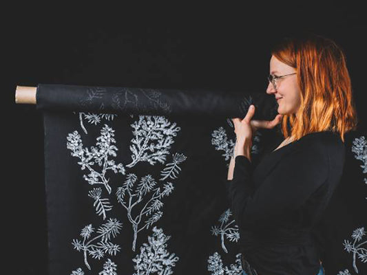 Arctic Floran perustaja Tiina Varrio valmistaa kodintekstiileitä hampusta