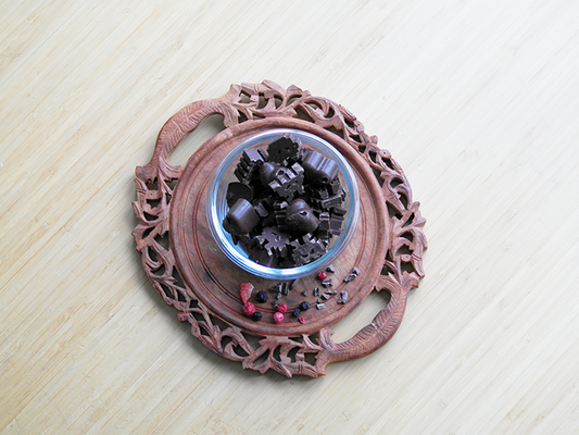 Helppoa ja herkullista raakasuklaata lasikulhossa