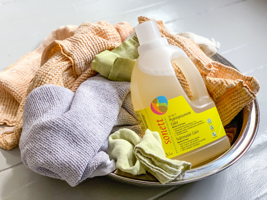 Sonettin ekologinen Color Pyykinpesuneste ja pyykkejä pesuvadissa