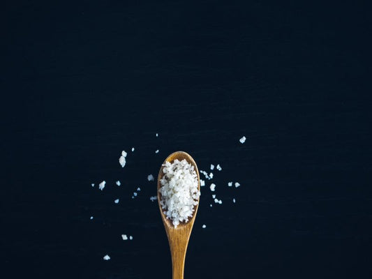 Suolakiteitä täynnä oleva puulusikka