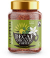 Clipper Decaf Organic Coffee -pikakahvi; suorakulmainen, mattapintainen vihreä etiketti purkissa, kuvituksena aurinko, lehdet ja kahvikuppi; teksti "Decaf Organic Coffee" lihavoiduin valkoisin suuraakkosin; Fairtrade- ja Soil Association -luomusertifiointilogot etiketin alaosassa; ei ihmisiä tai käsiä; vaalea tausta, tuote keskitetty kuvassa.