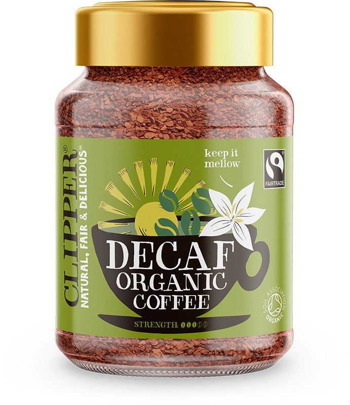 Clipper Decaf Organic Coffee -pikakahvi; suorakulmainen, mattapintainen vihreä etiketti purkissa, kuvituksena aurinko, lehdet ja kahvikuppi; teksti "Decaf Organic Coffee" lihavoiduin valkoisin suuraakkosin; Fairtrade- ja Soil Association -luomusertifiointilogot etiketin alaosassa; ei ihmisiä tai käsiä; vaalea tausta, tuote keskitetty kuvassa.